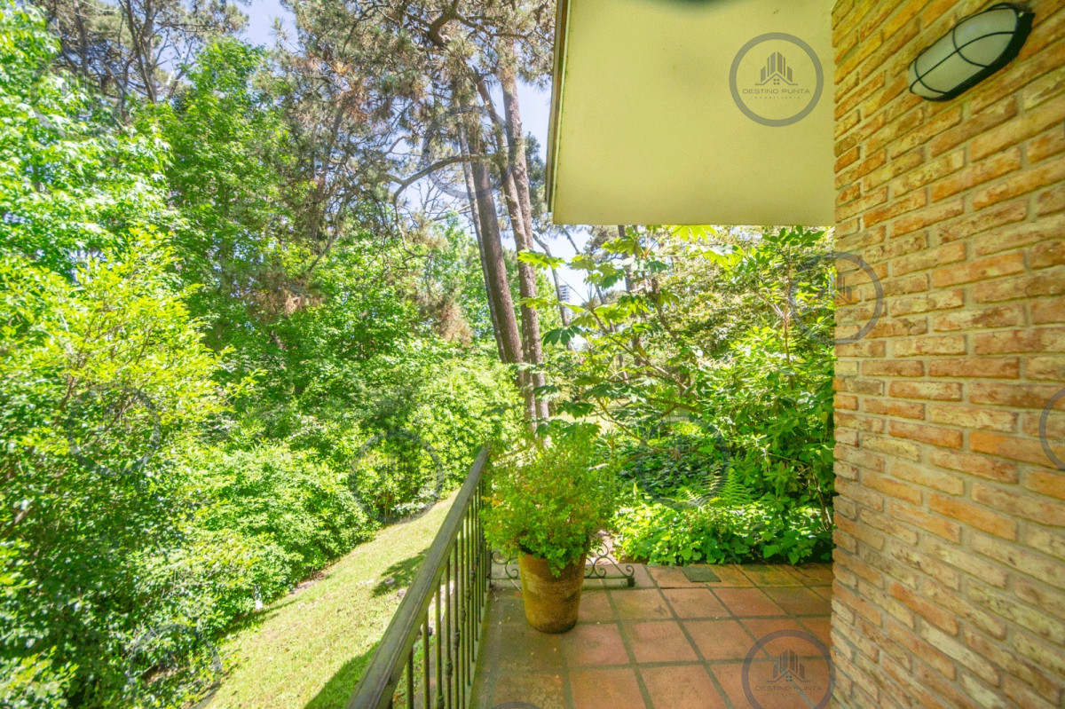 Casa ID.2367 - Magnifica casa en venta de 4 dormitorios mas apartamento de huespedes y piscina en playa Mansa
