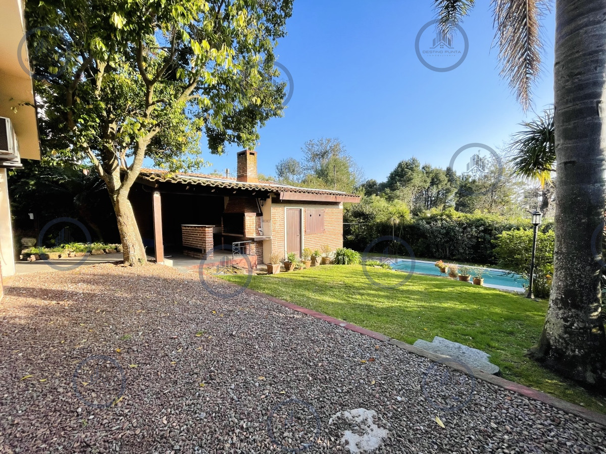 Casa de 3 Dormitorios, Piscina Climatizada y Parrillero en Playa Mansa, Punta del Este — fotografía 3