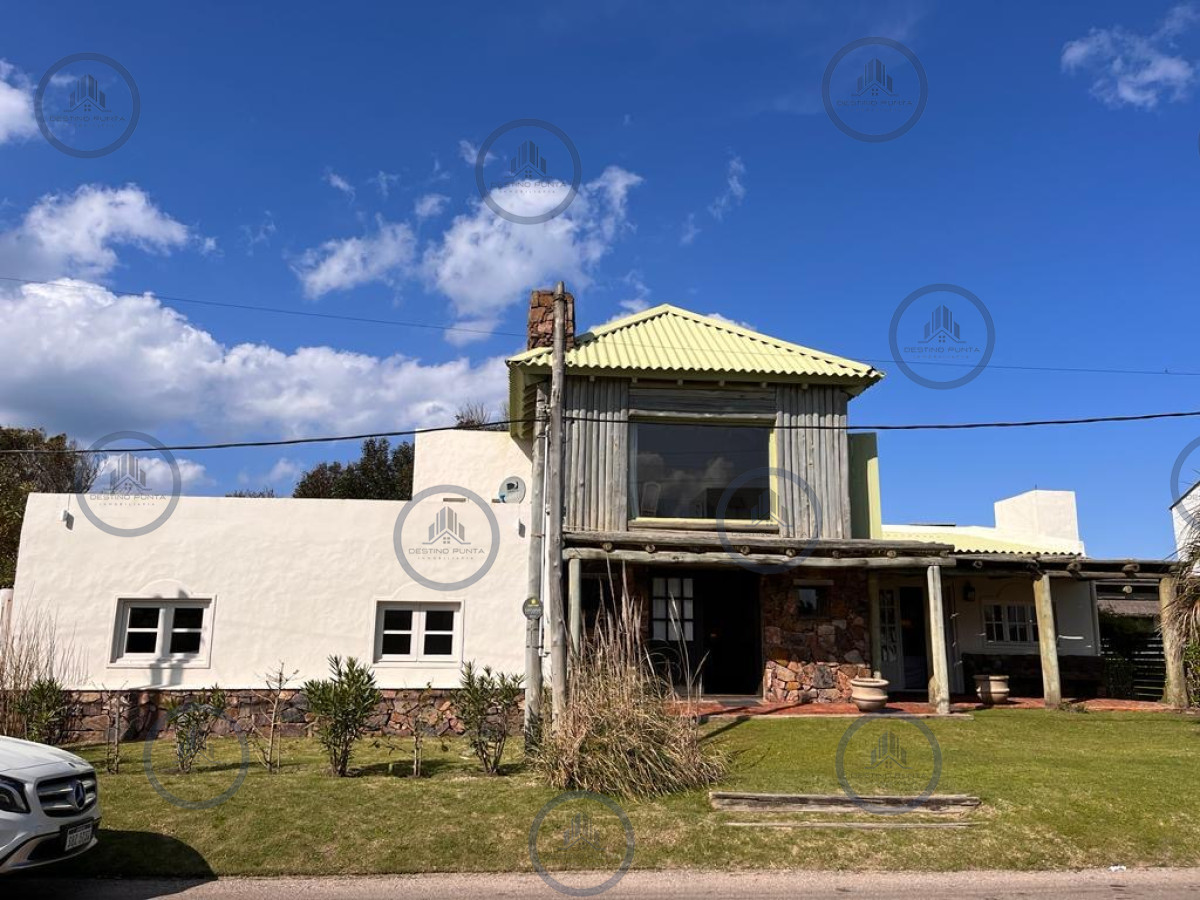 Casa de 4 dormitorios en José Ignacio a metros de playa Mansa — fotografía 1