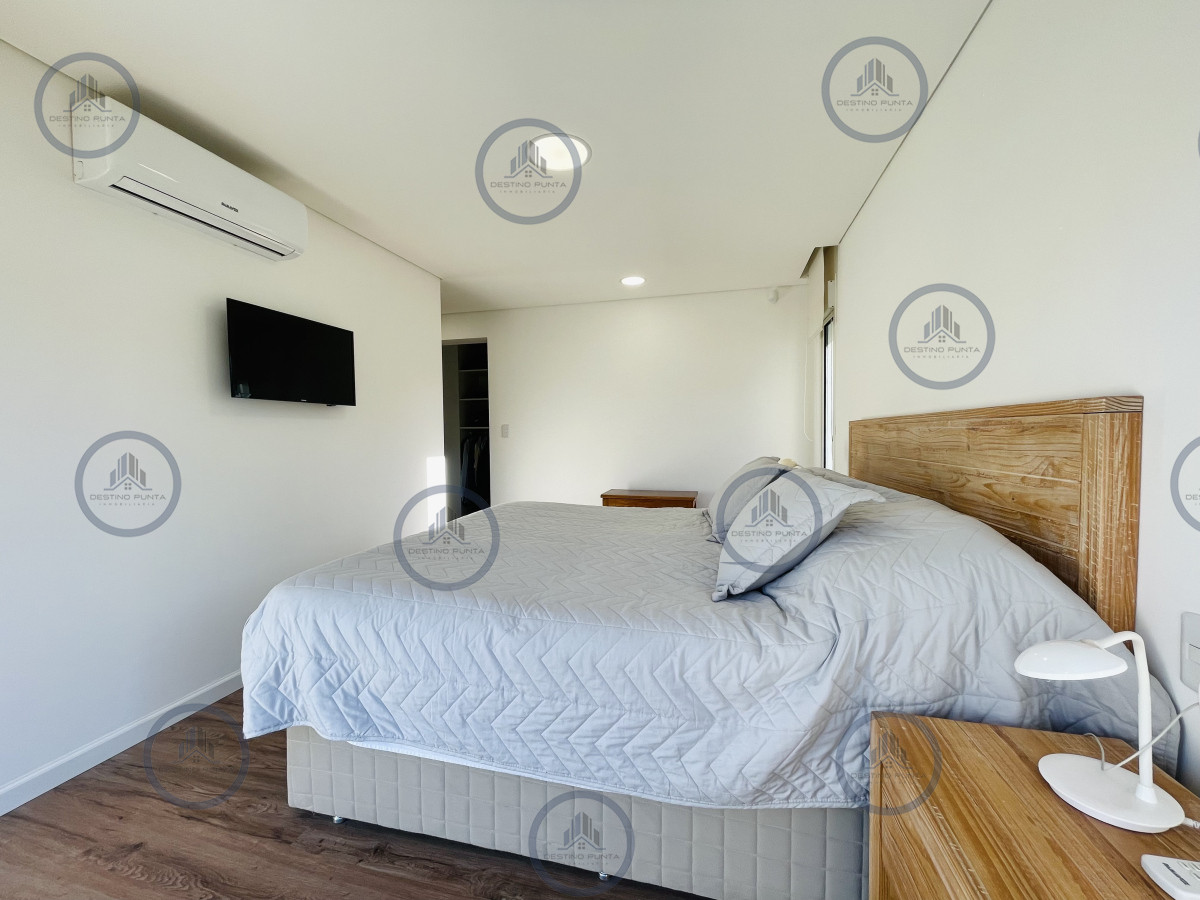 Casa ID.2333 - Moderna Casa de 4 Dormitorios, Piscina Climatizada y Parrillero en Punta Ballena, Barrio Semi Privado