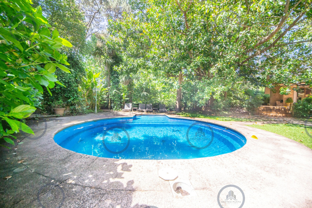 Casa ID.2367 - Magnifica casa en venta de 4 dormitorios mas apartamento de huespedes y piscina en playa Mansa