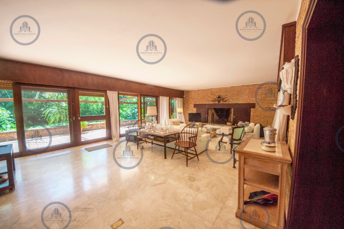 Casa ID.2367 - Magnifica casa en venta de 4 dormitorios mas apartamento de huespedes y piscina en playa Mansa