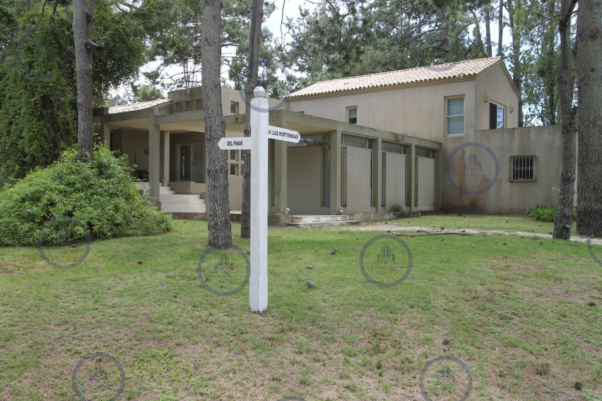 Casa ID.2819 - Casa de 5 dormitorios más dependencia en Laguna Blanca 