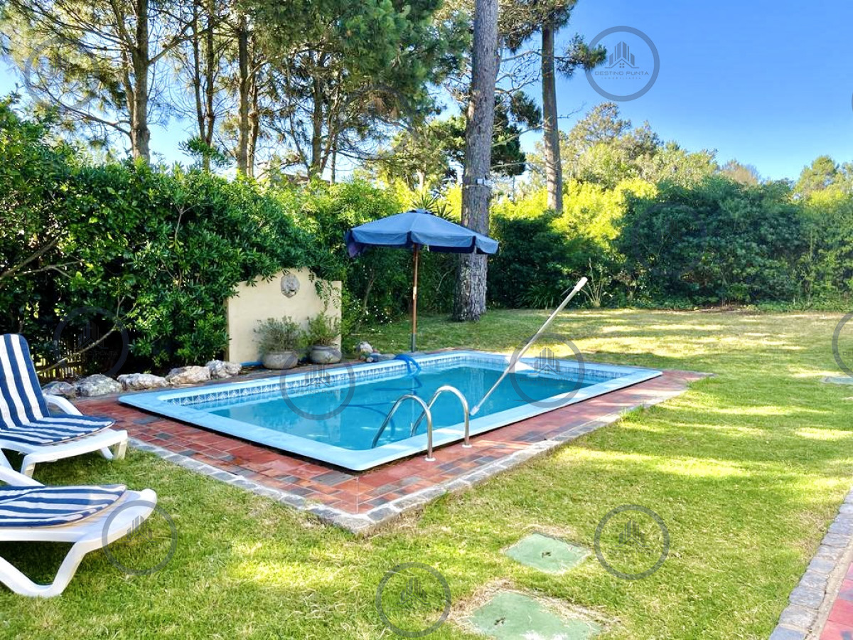 Muy Buena Casa de 3 Dormitorios y Piscina a una cuadra de Playa Mansa — fotografía 3