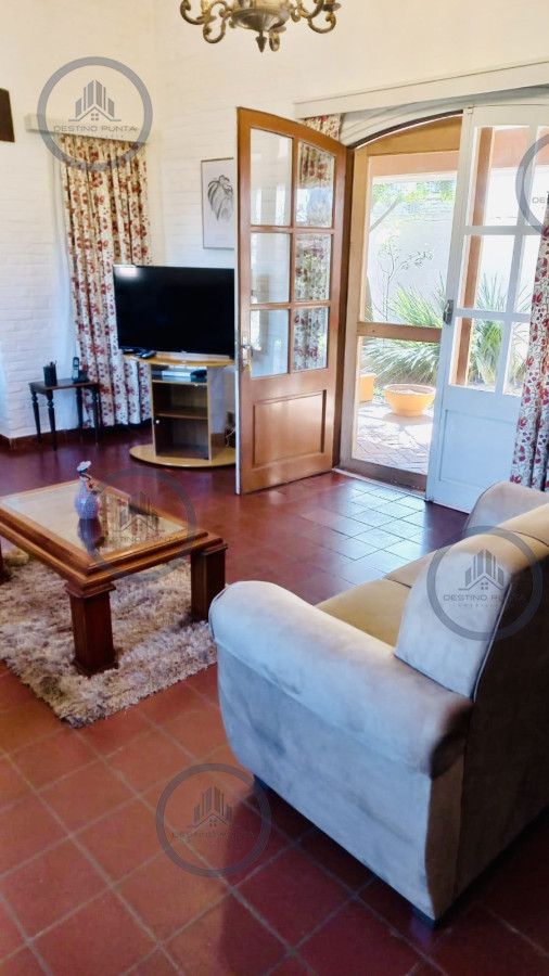 Casa a 200 metros del mar en playa mansa de 3 dormitorios más apartamento al fondo, Punta del Este — fotografía 3