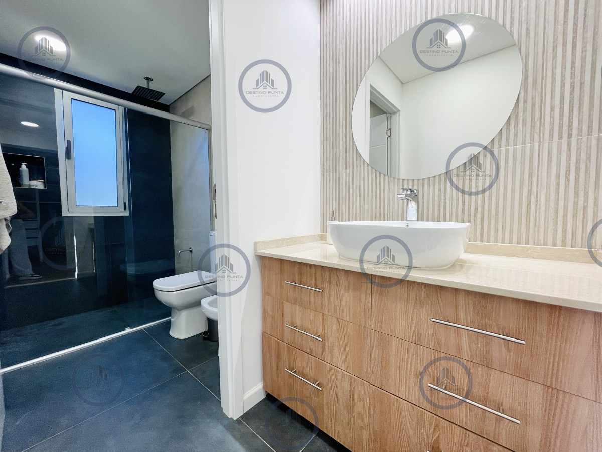 Casa ID.2333 - Moderna Casa de 4 Dormitorios, Piscina Climatizada y Parrillero en Punta Ballena, Barrio Semi Privado