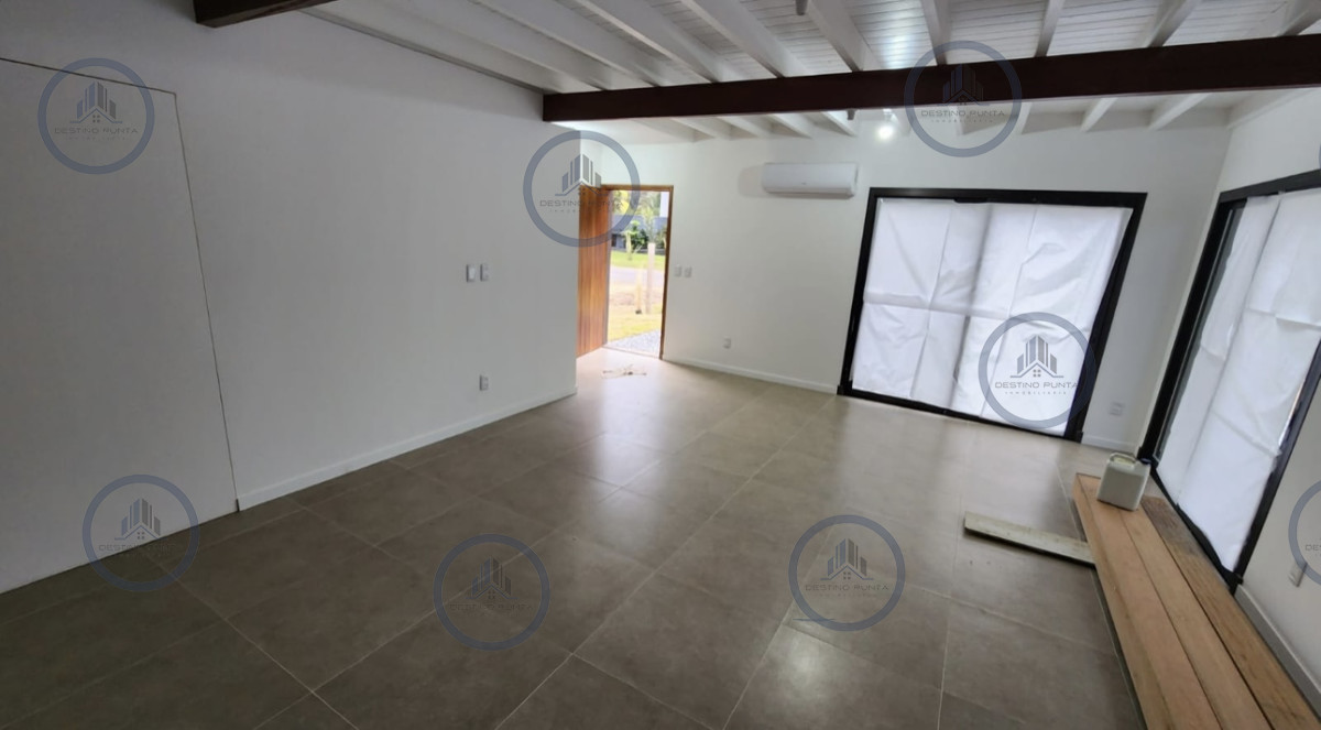 Casa minimalista a estrenar de 4 dormitorios en venta en La Barra — fotografía 3