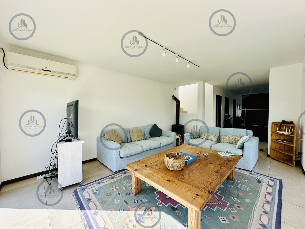 Moderna casa de 5 dormitorios en alquiler a pasos de la playa Montoya — fotografía 2