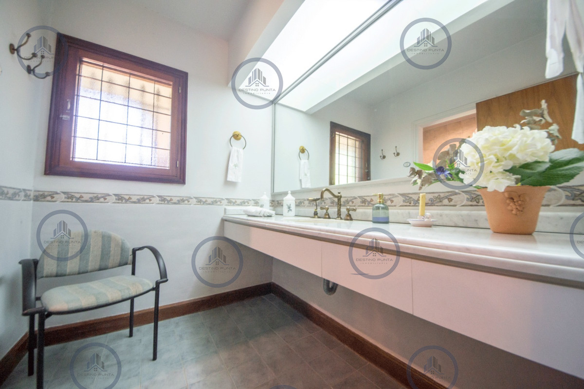 Casa ID.2367 - Magnifica casa en venta de 4 dormitorios mas apartamento de huespedes y piscina en playa Mansa