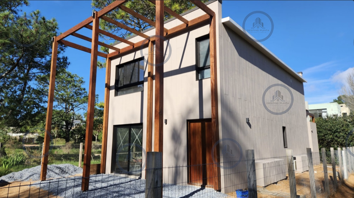 Casa minimalista a estrenar de 4 dormitorios en venta en La Barra — fotografía 1