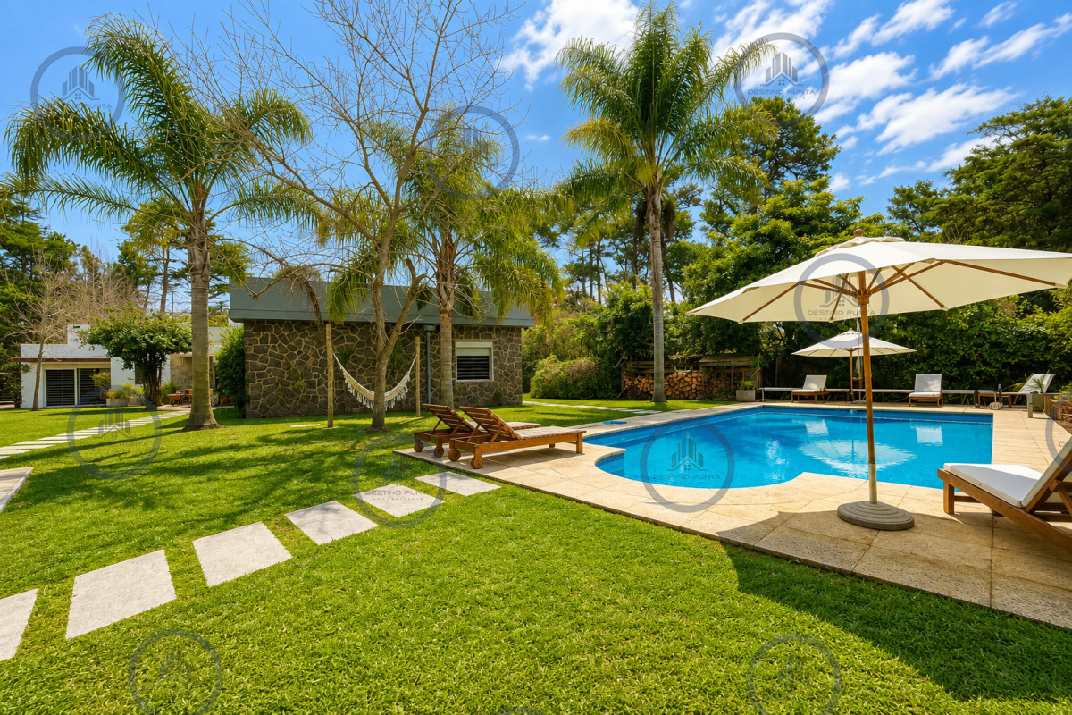 Moderna Casa de 4 Dormitorios y Dependencia, con Piscina Climatizada y Barbacoa en Playa Mansa, Punta del Este — fotografía 1