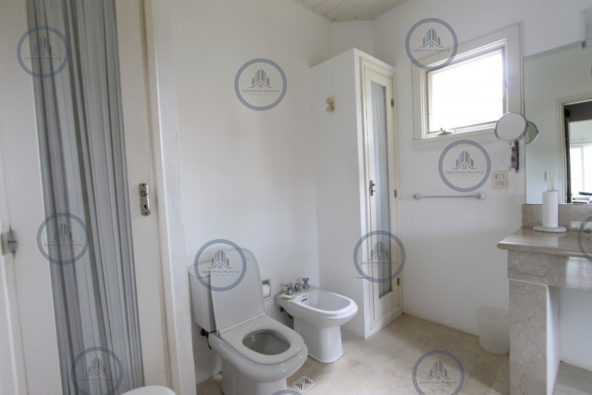 Casa ID.2819 - Casa de 5 dormitorios más dependencia en Laguna Blanca 