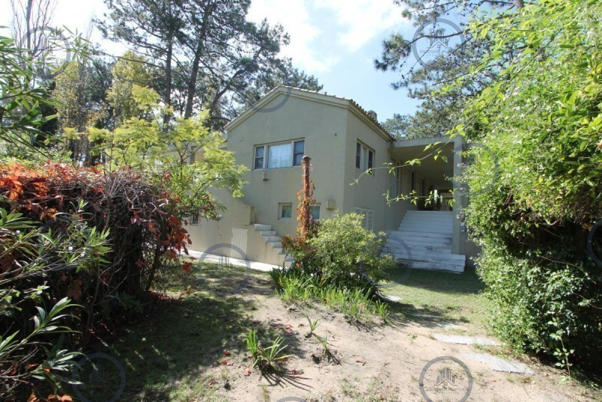 Casa ID.2819 - Casa de 5 dormitorios más dependencia en Laguna Blanca 