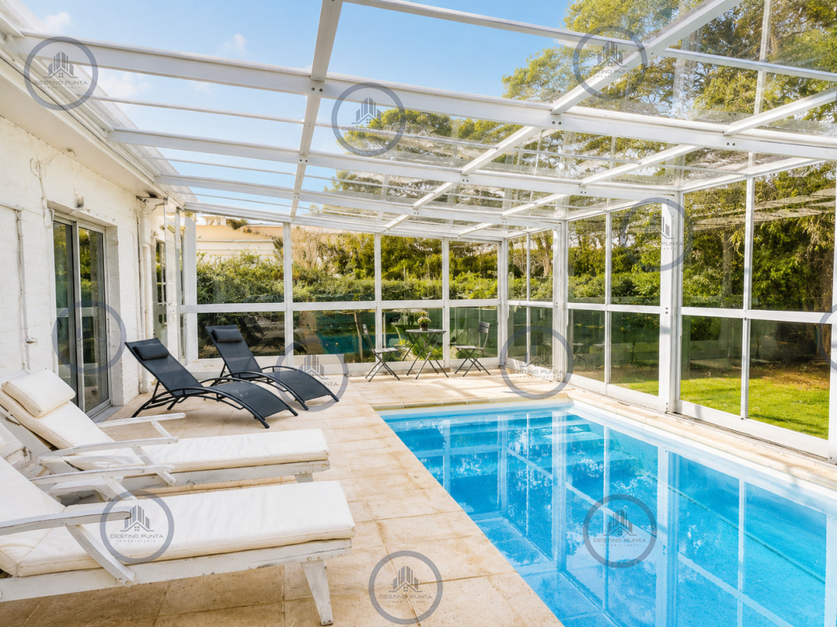 Excelente casa en Marly, con 4 Dormitorios, Barbacoa y Piscina Climatizada. Punta del Este — fotografía 1
