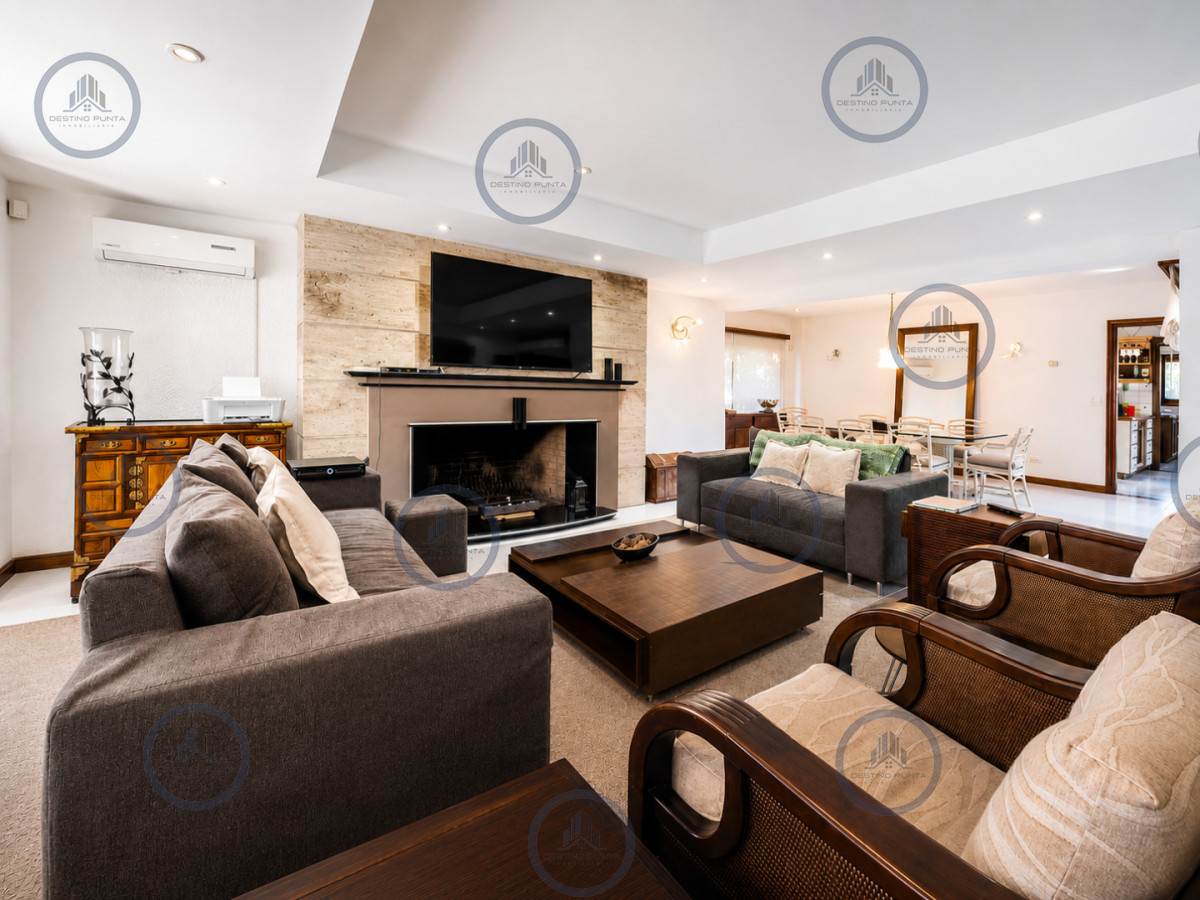 Exclusiva casa en Beverly Hills, Punta del Este, 5 Dormitorios, Piscina, Parrillero y Gran Parque — fotografía 4