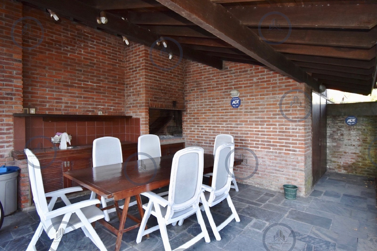 Casa ID.337 - Excelente Casa de 4 Dormitorios en Playa Mansa - Punta del Este