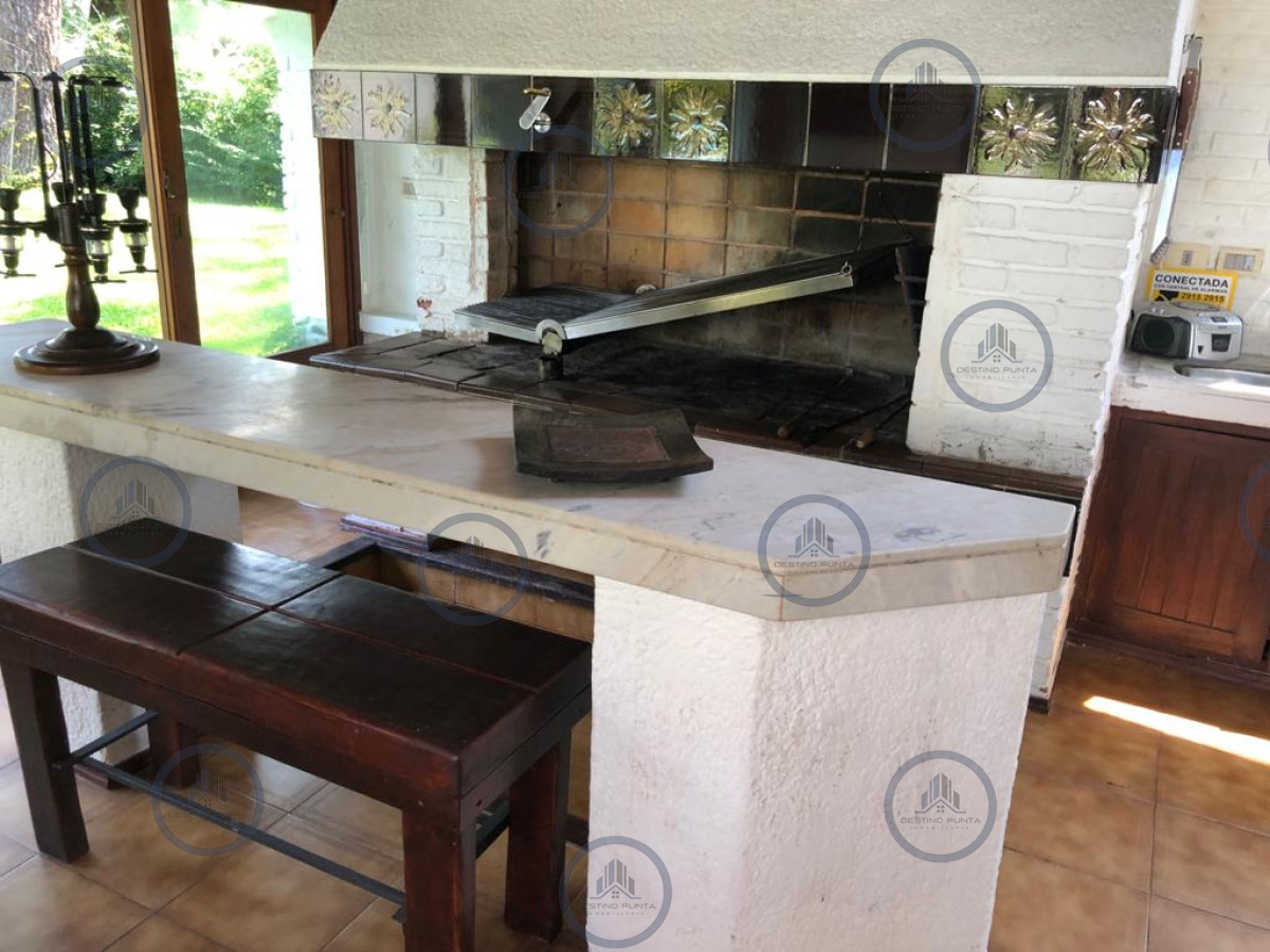 Casa ID.865 - Excelente Casa de 7 Dormitorios, Piscina, Barbacoa y Dependencia en Punta del Este