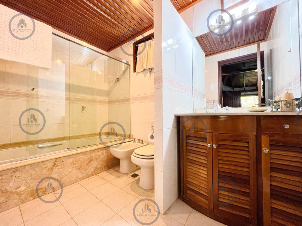Casa ID.337 - Excelente Casa de 4 Dormitorios en Playa Mansa - Punta del Este