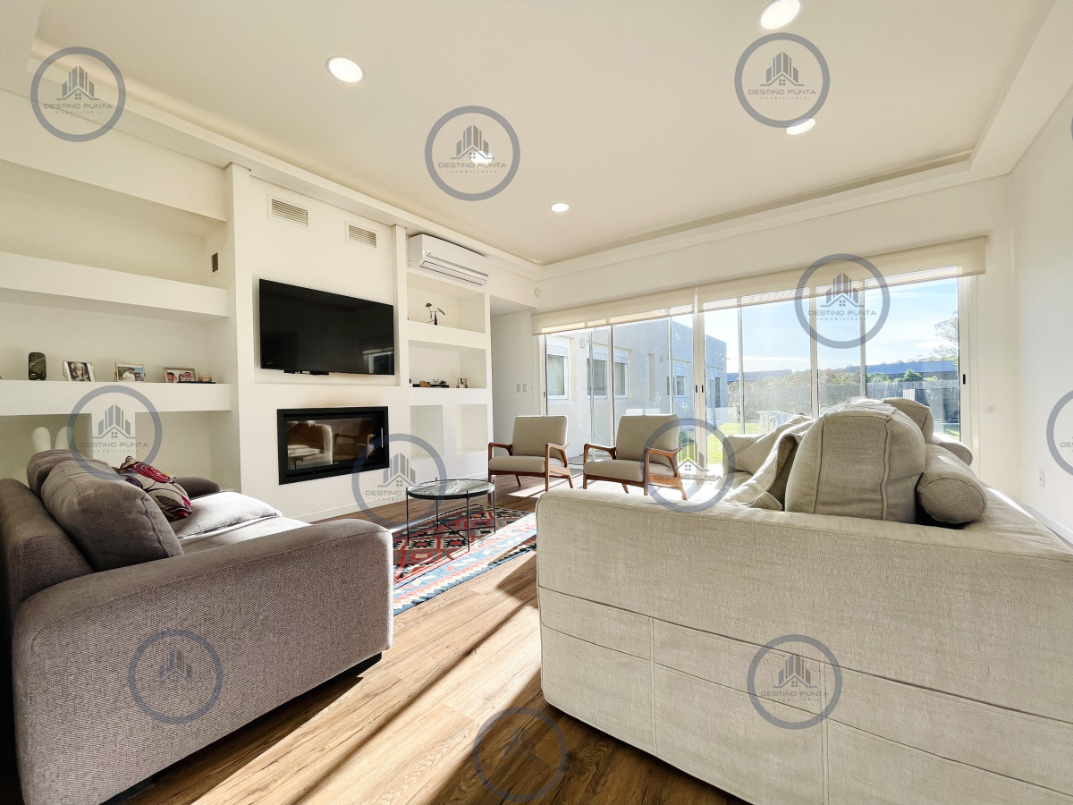 Casa ID.2333 - Moderna Casa de 4 Dormitorios, Piscina Climatizada y Parrillero en Punta Ballena, Barrio Semi Privado