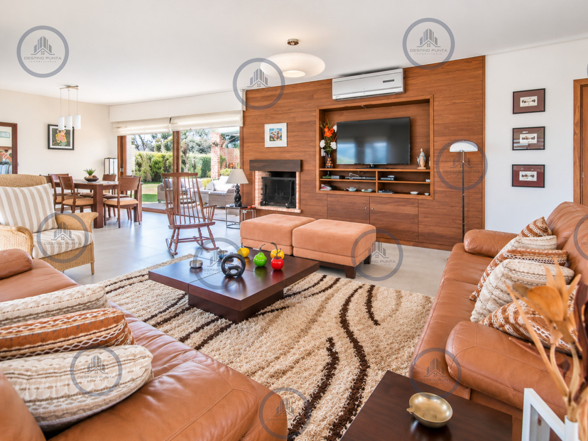 Casa ID.702 - Excelente Casa de 4 Dormitorios, Piscina Climatizada y Barbacoa a una cuadra del Mar, Playa Mansa