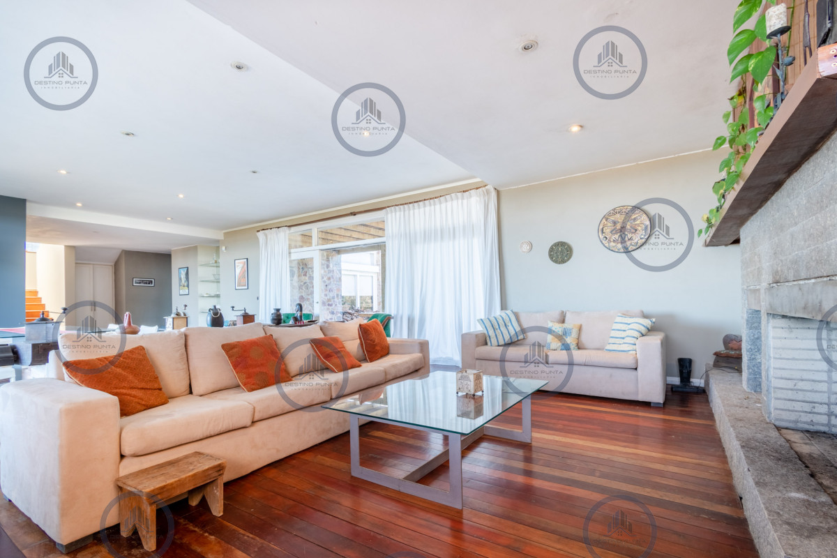 Casa ID.399 - Espectacular Casa de 4 Dormitorios Frente al Mar - Punta del Este
