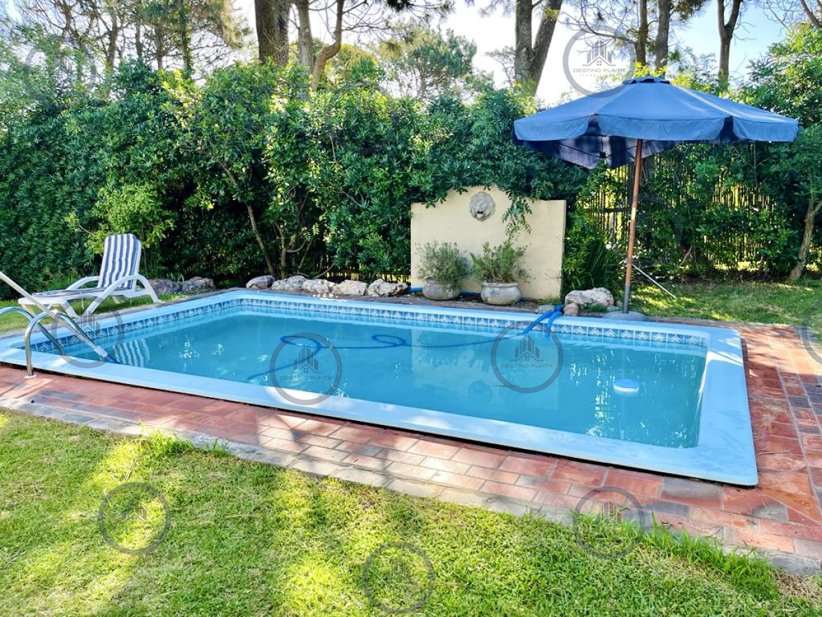 Muy Buena Casa de 3 Dormitorios y Piscina a una cuadra de Playa Mansa — fotografía 1
