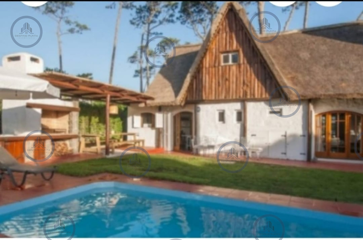 Alquiler temporario de casa de tres dormitorios mas dependencia y piscina en Pinares a 150 metros de la playa — fotografía 2