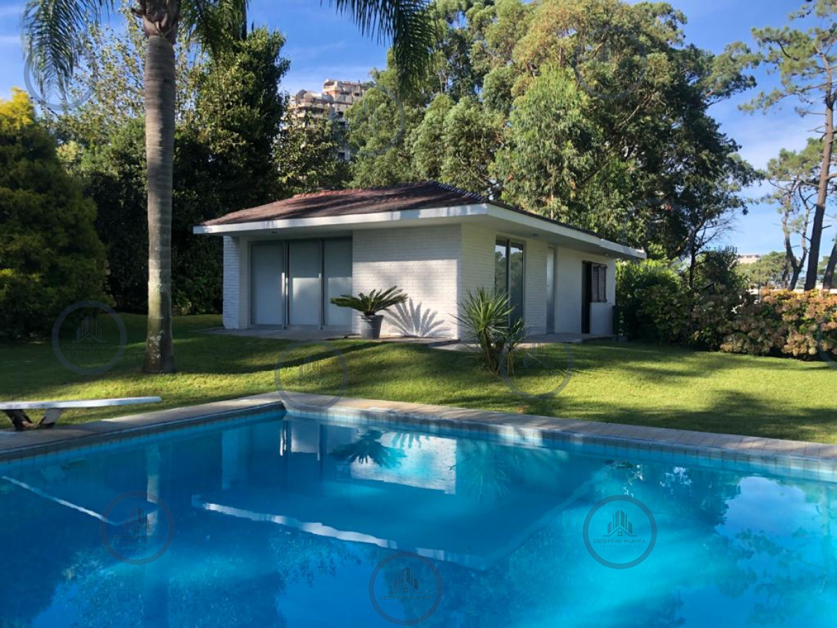 Casa ID.865 - Excelente Casa de 7 Dormitorios, Piscina, Barbacoa y Dependencia en Punta del Este