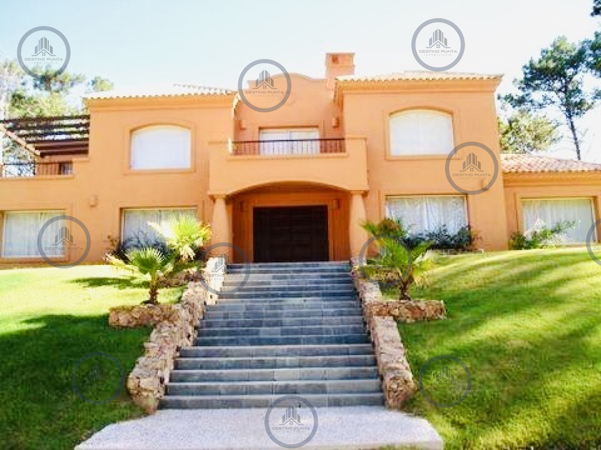 Casa ID.2822 - Casa en barrio privado Laguna Blanca 5 dormitorios más dependencia con piscina 