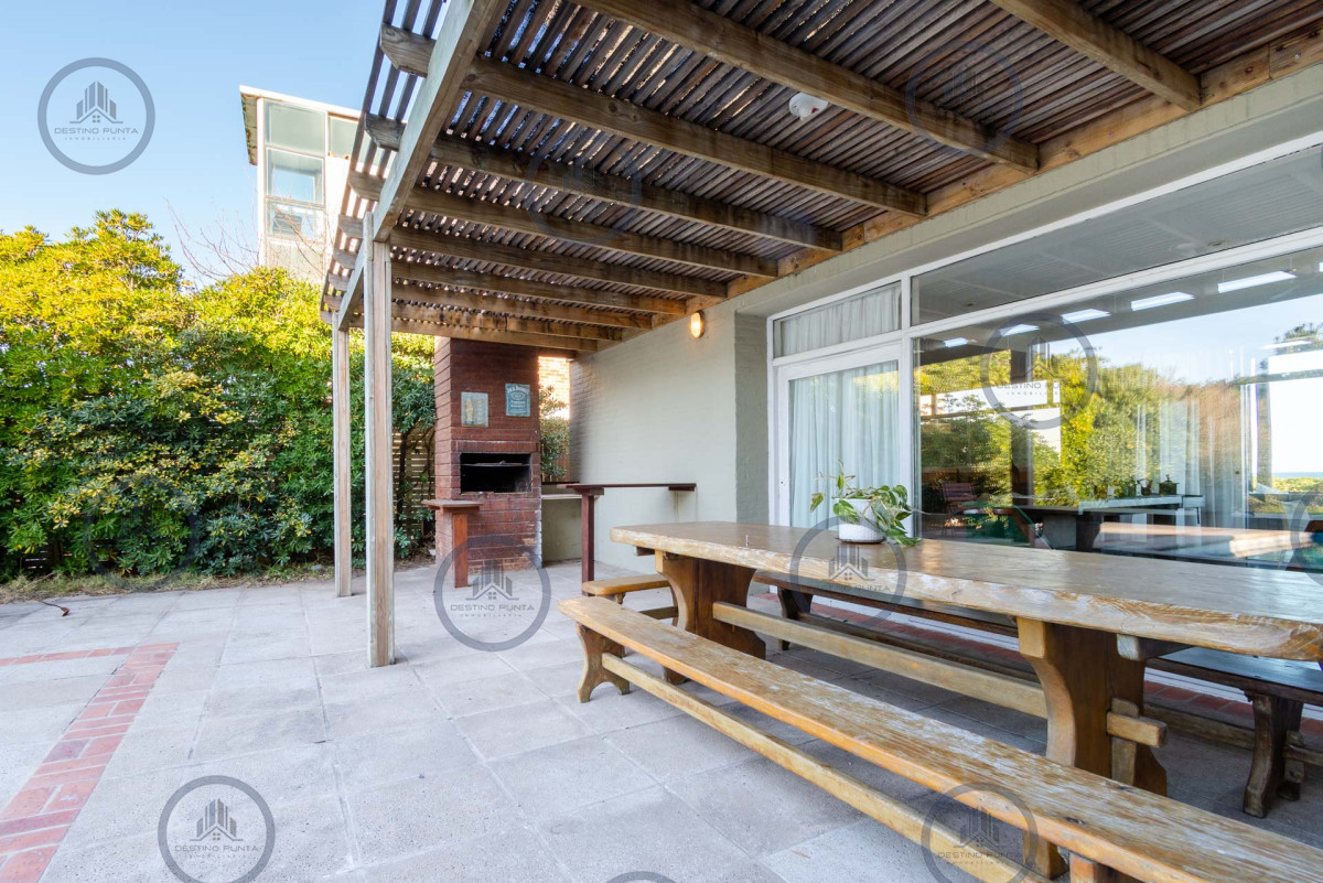 Casa ID.399 - Espectacular Casa de 4 Dormitorios Frente al Mar - Punta del Este