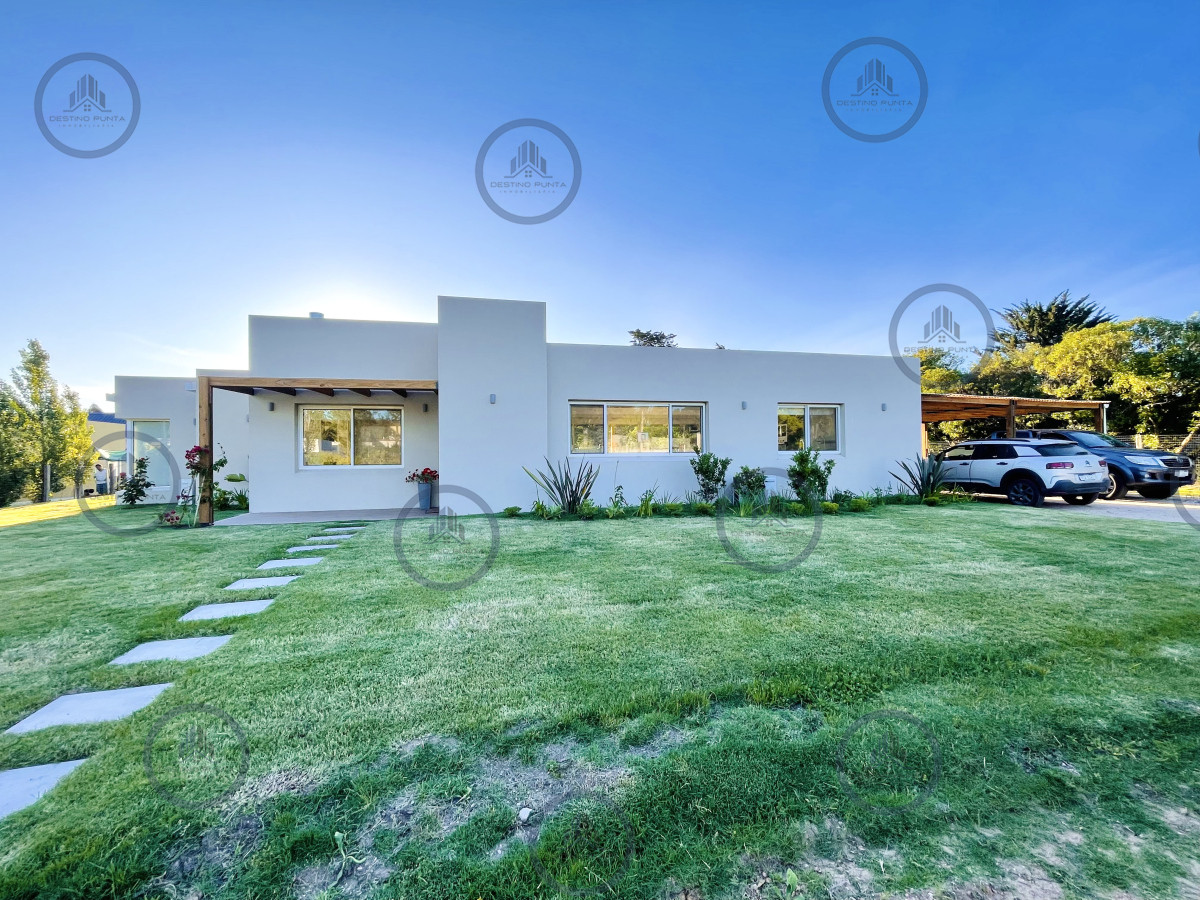 Casa ID.2333 - Moderna Casa de 4 Dormitorios, Piscina Climatizada y Parrillero en Punta Ballena, Barrio Semi Privado
