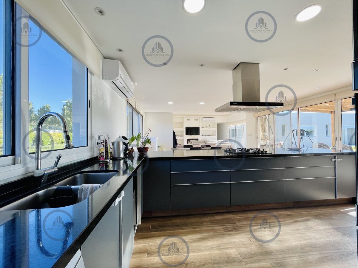 Casa ID.2333 - Moderna Casa de 4 Dormitorios, Piscina Climatizada y Parrillero en Punta Ballena, Barrio Semi Privado