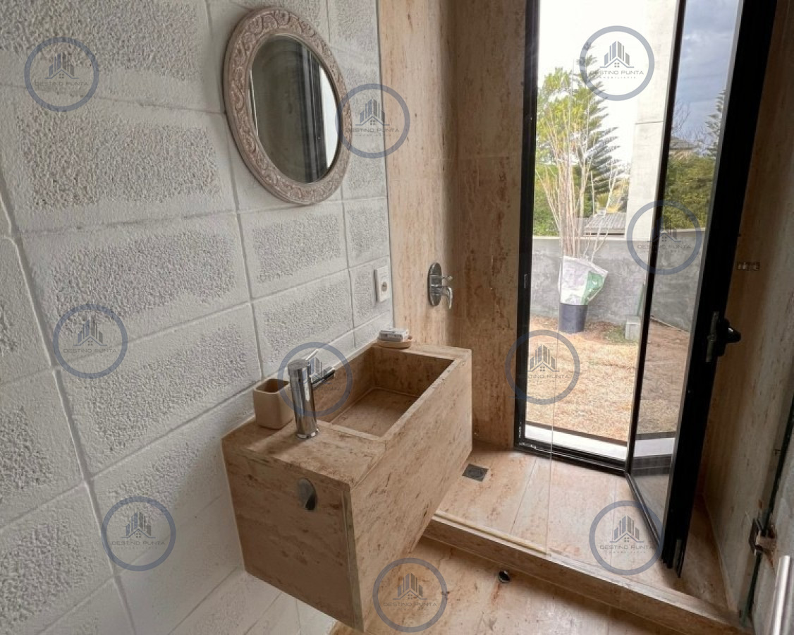 Casa ID.1370 - Venta y alquiler temporario de maravillosa casa a pasos del Mar con cinco dormitorios en suite, Punta Piedras, Manantiales