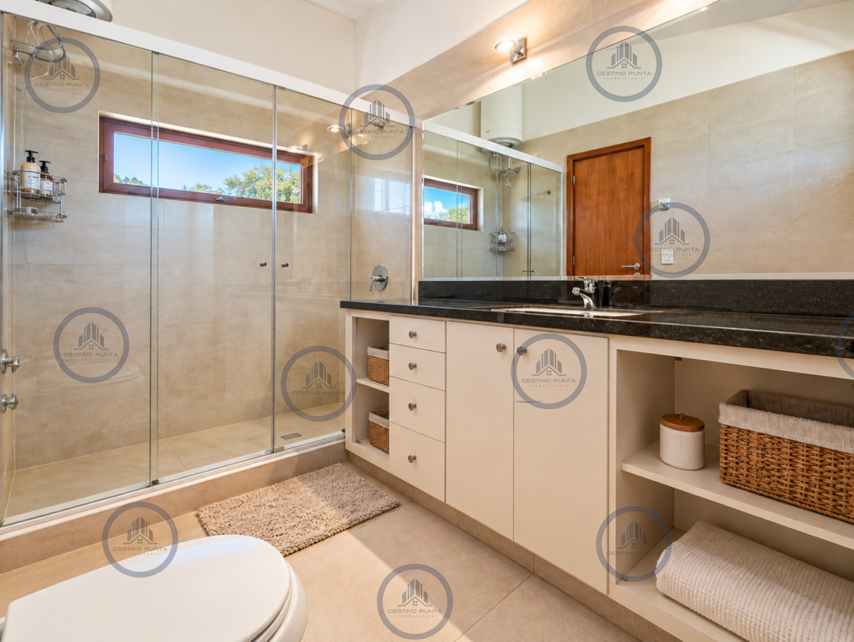Casa ID.702 - Excelente Casa de 4 Dormitorios, Piscina Climatizada y Barbacoa a una cuadra del Mar, Playa Mansa