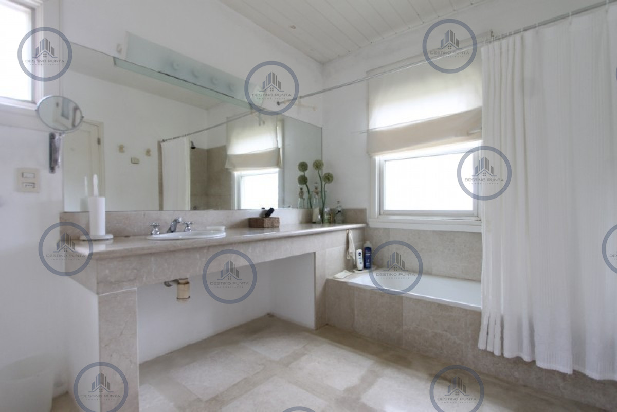 Casa ID.2819 - Casa de 5 dormitorios más dependencia en Laguna Blanca 