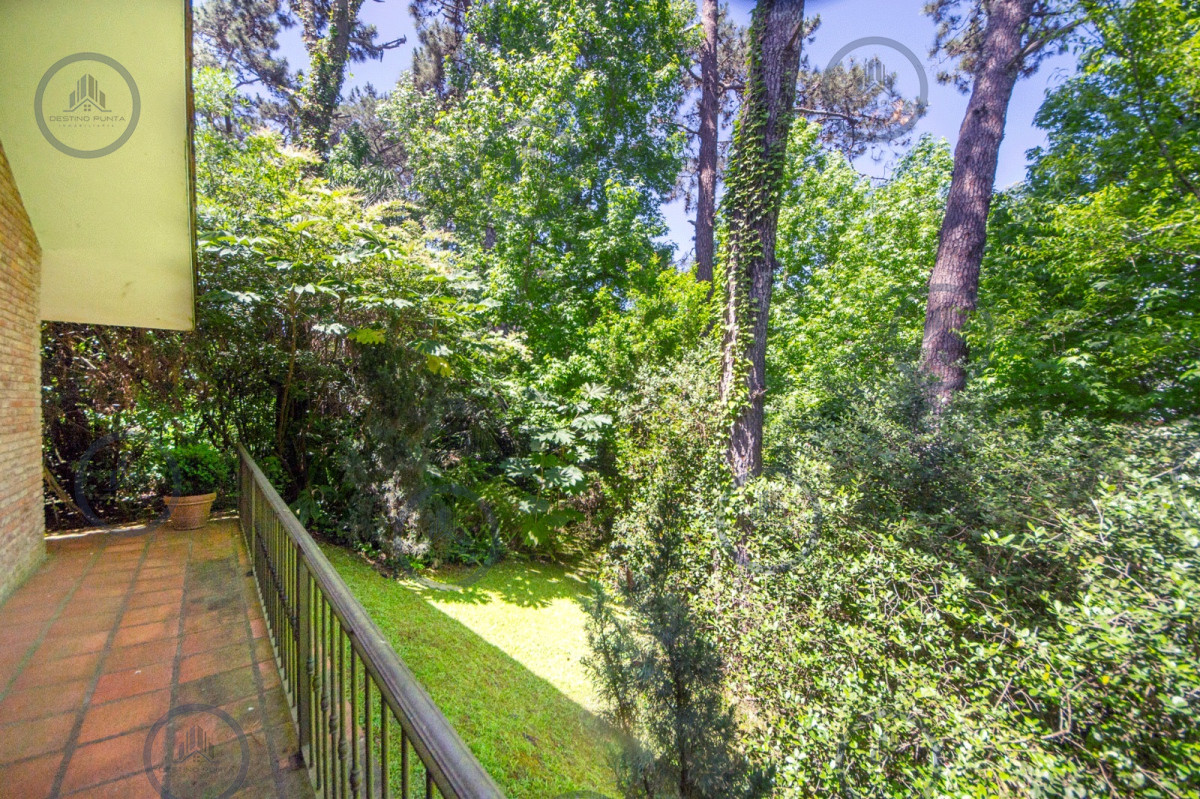 Casa ID.2367 - Magnifica casa en venta de 4 dormitorios mas apartamento de huespedes y piscina en playa Mansa