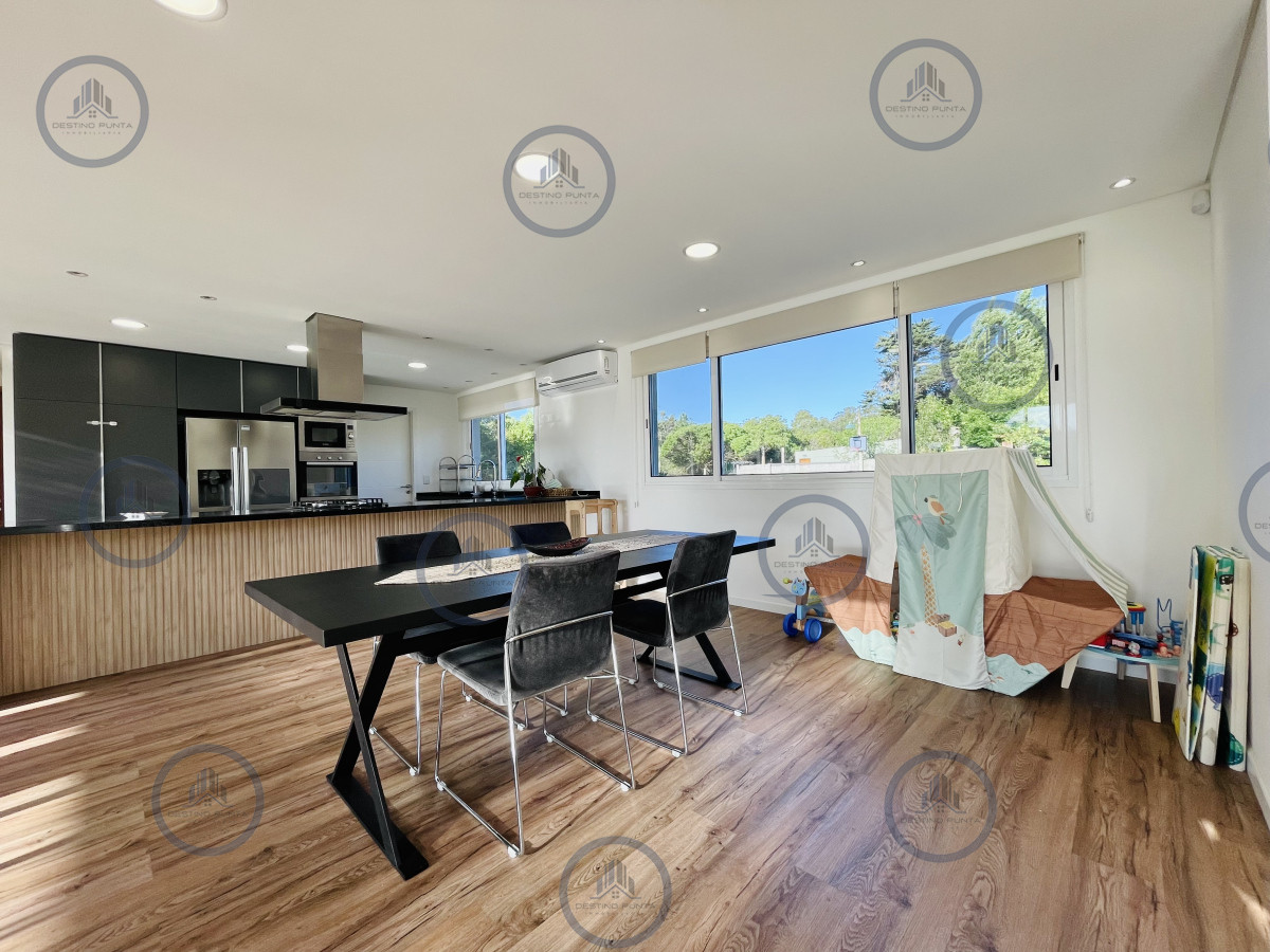 Casa ID.2333 - Moderna Casa de 4 Dormitorios, Piscina Climatizada y Parrillero en Punta Ballena, Barrio Semi Privado