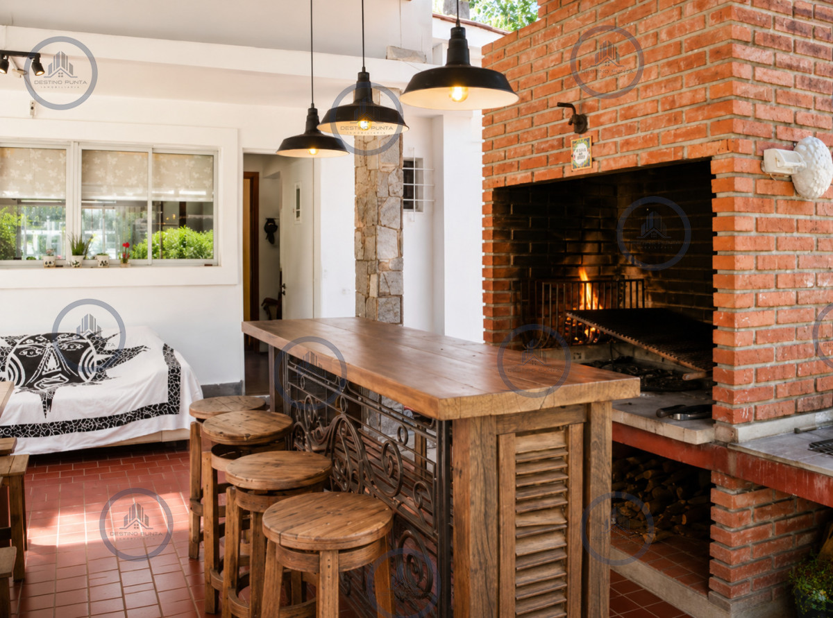 Casa de 4 Dormitorios, Parrillero y Piscina Climatizada, a minutos de Playa Mansa y Playa Brava — fotografía 3