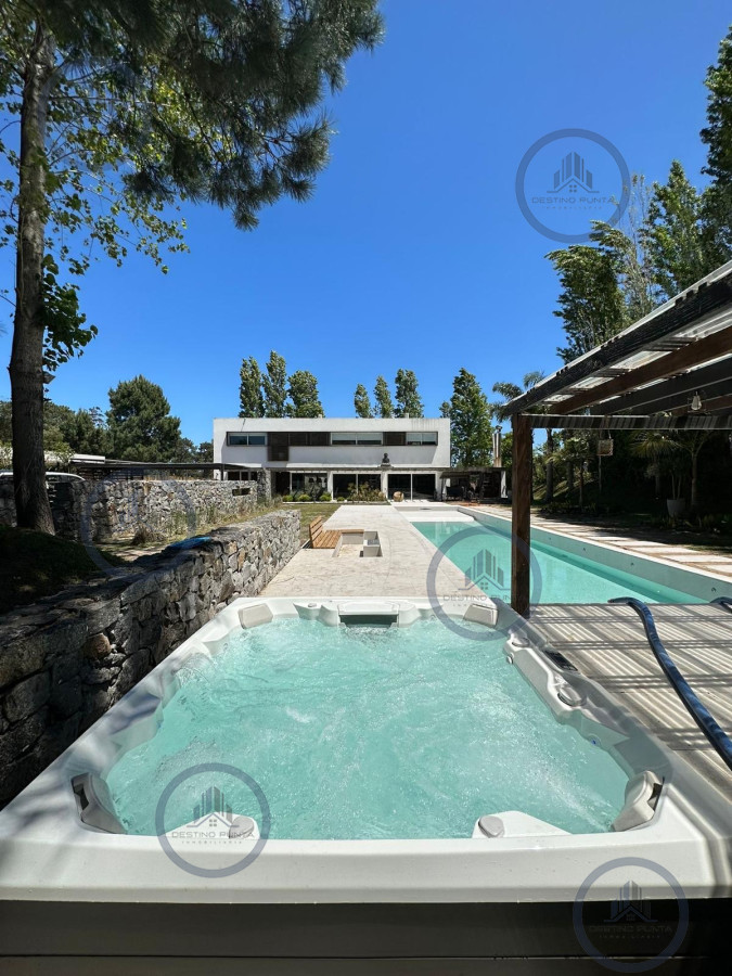 Casa de 6 Dormitorios en Barrio Privado con Piscina, Alquiler Anual, Punta del Este — fotografía 1