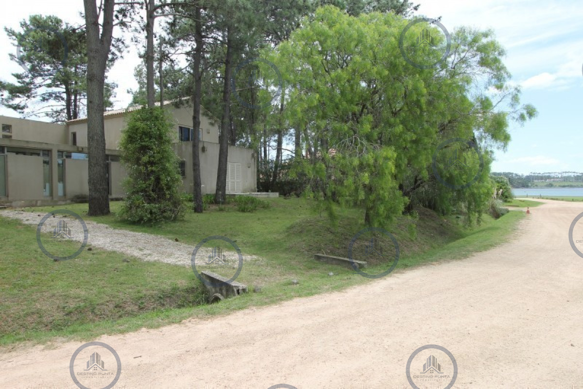 Casa ID.2819 - Casa de 5 dormitorios más dependencia en Laguna Blanca 