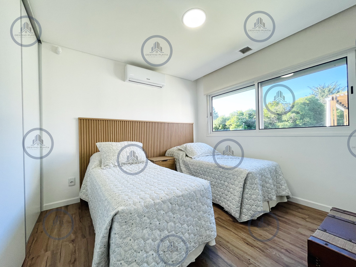 Casa ID.2333 - Moderna Casa de 4 Dormitorios, Piscina Climatizada y Parrillero en Punta Ballena, Barrio Semi Privado