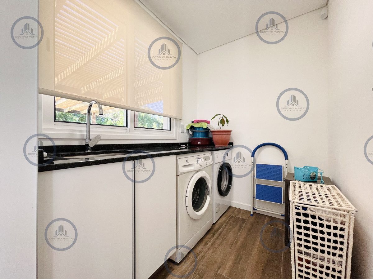 Casa ID.2333 - Moderna Casa de 4 Dormitorios, Piscina Climatizada y Parrillero en Punta Ballena, Barrio Semi Privado