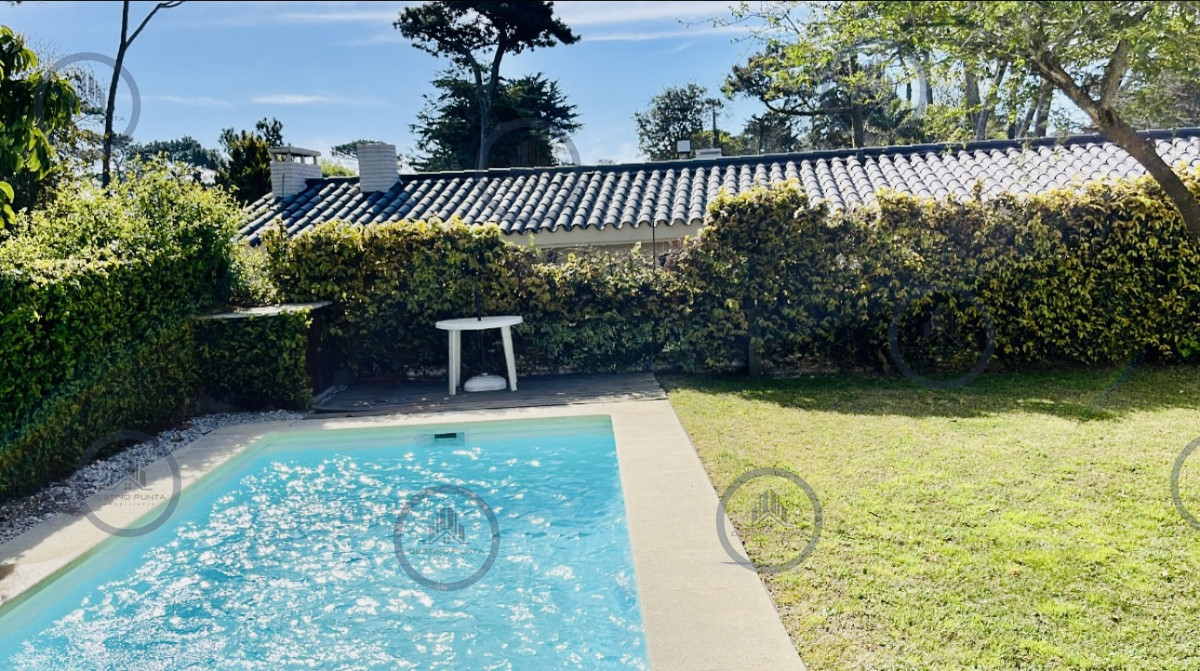 Alquiler temporario de casa a 4 cuadras de Playa Mansa con 5 dormitorios y piscina, Punta del Este — fotografía 2