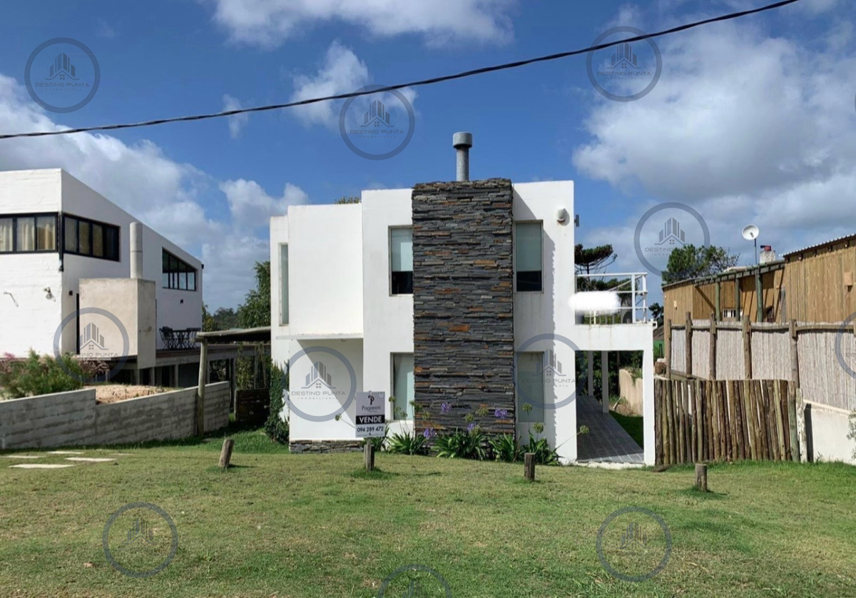 Venta de casa minimalista de tres dormitorios en Altos de Punta Piedras, Manantiales — fotografía 1