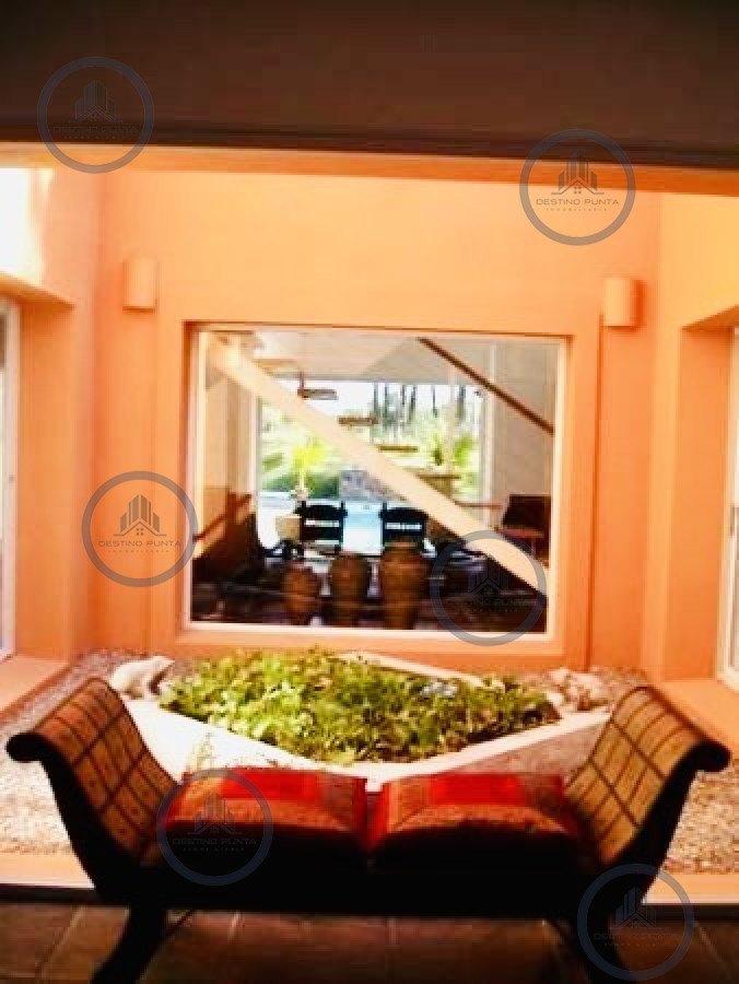 Casa ID.2822 - Casa en barrio privado Laguna Blanca 5 dormitorios más dependencia con piscina 
