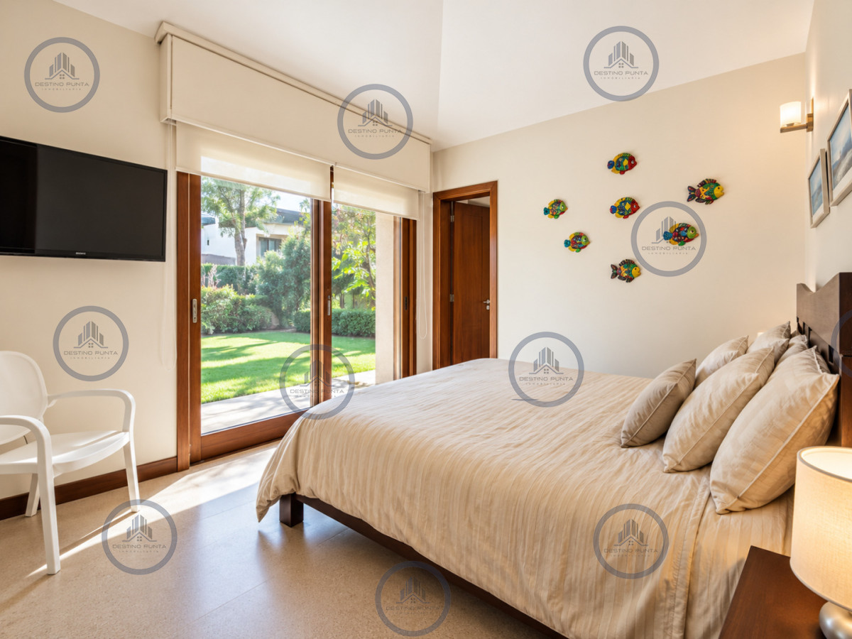 Casa ID.702 - Excelente Casa de 4 Dormitorios, Piscina Climatizada y Barbacoa a una cuadra del Mar, Playa Mansa