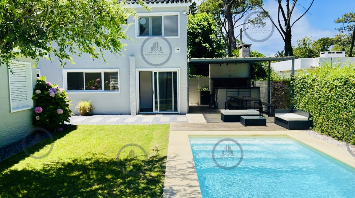 Alquiler temporario de casa a 4 cuadras de Playa Mansa con 5 dormitorios y piscina, Punta del Este — fotografía 1