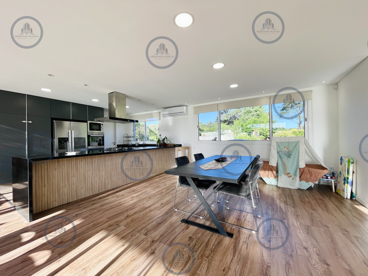 Casa ID.2333 - Moderna Casa de 4 Dormitorios, Piscina Climatizada y Parrillero en Punta Ballena, Barrio Semi Privado