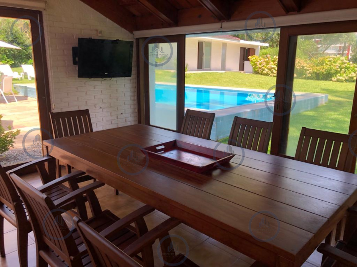 Casa ID.865 - Excelente Casa de 7 Dormitorios, Piscina, Barbacoa y Dependencia en Punta del Este