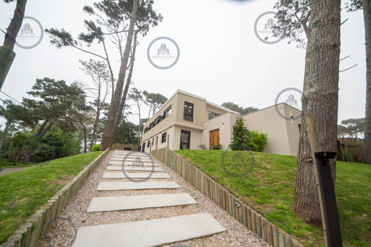 Casa ID.2366 - Casa en venta en San Rafael de 5 dormitorios, a estrenar